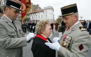 pben-2007-andree-gros-etait-decoree-des-mains-de-son-fils-a-angouleme-hier-c-etait-b-ppbpar-le-president-de-la-republique-bphoto-archives-majid-bouzzit-p